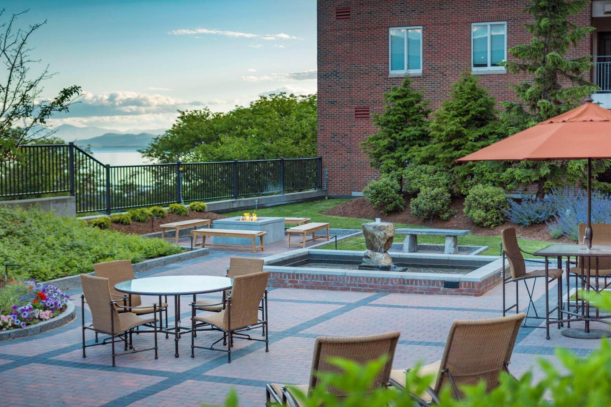 Hotel Courtyard Burlington Harbor Exterior foto